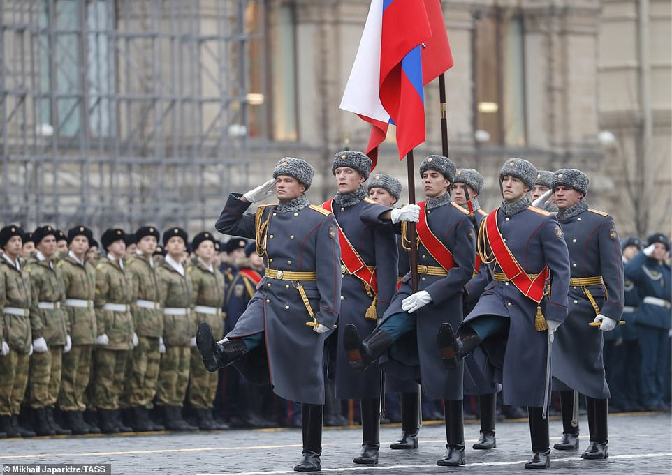 Cuộc diễu binh còn bao gồm màn tái diễn những sự kiện có ý nghĩa trong cuộc Chiến tranh Thế giới thứ II, ví dụ như trận phòng thủ Moscow và sự kiện chiếm giữ Tòa nhà Quốc hội Đức (Reichstag).