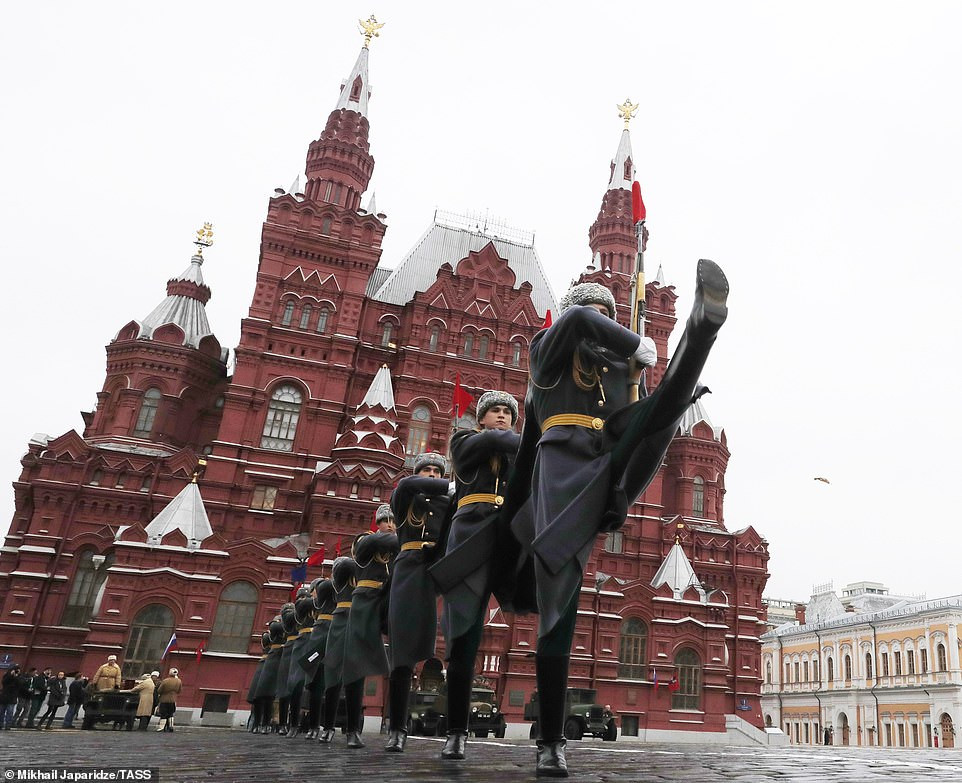 Tháng 11/1941, quân đội phát xít Đức rầm rập kéo đến cửa ngõ Moscow. Sáng sớm ngày 7/11/1941, Hồng quân Liên Xô bắt đầu cuộc duyệt binh huyền thoại, những người lính sau khi diễu binh qua Quảng trường Đỏ đã tiến thẳng ra mặt trận trong cuộc Chiến tranh Thế giới thứ hai. Vào năm 1941, trước khi diễn ra cuộc diễu binh huyền thoại nói trên, Nhà lãnh đạo Joseph Stalin đã có một bài phát biểu lịch sử trước những binh sĩ tham gia diễu binh và trước toàn thể đất nước Liên Xô. Những người lính Nga sau đó đã diễu binh qua Quảng trường Đỏ trước khi tiến thẳng ra tiền tuyến để tham gia Trận Phòng thủ Moscow ngay sau đó.