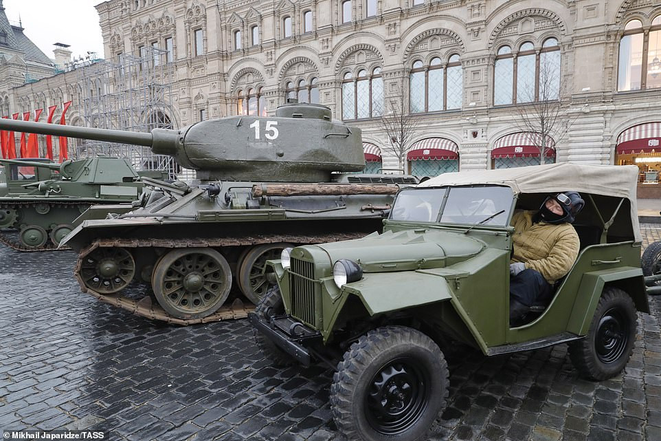 Mục đích chính để Nga hàng năm đều tổ chức kỷ niệm Ngày Chiến thắng là để nhắc nhở mọi người không bao giờ được quên những đớn đau cùng cực và bi thảm của chiến tranh, đây cũng là dịp tưởng nhớ những người anh hùng đã đứng lên đấu tranh cho công lý trong cuộc chiến vĩ đại này.
