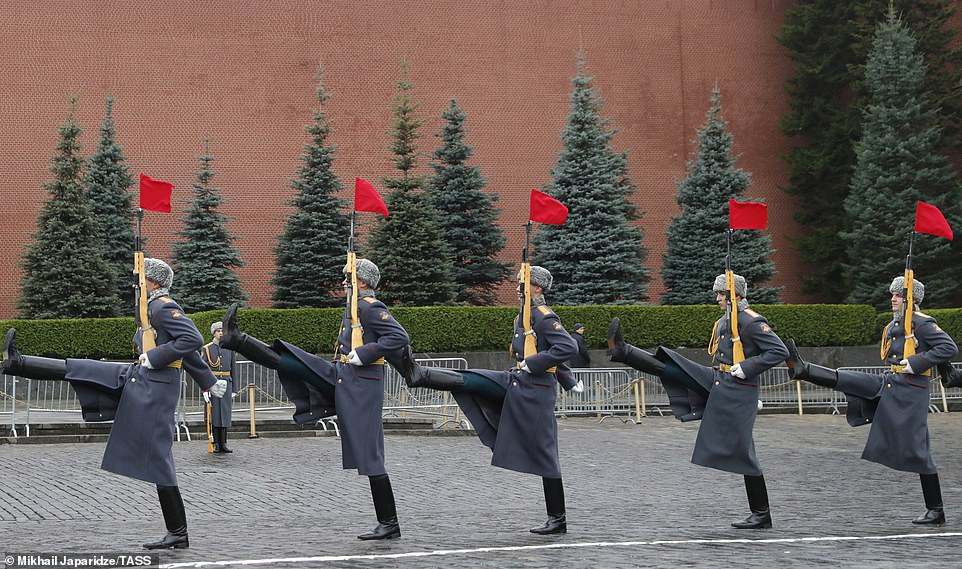 Tháng 6 năm 1941, phát xít Đức đã phát động một cuộc xâm lược đẫm máu vào Liên Xô, hai năm sau khi Chiến tranh Thế giới thứ II nổ ra ở châu Âu. Tháng 5 năm 1945, Liên Xô cùng với Mỹ và Anh đã chiếm được thủ đô Berlin và buộc quân phát xít Đức phải đầu hàng.