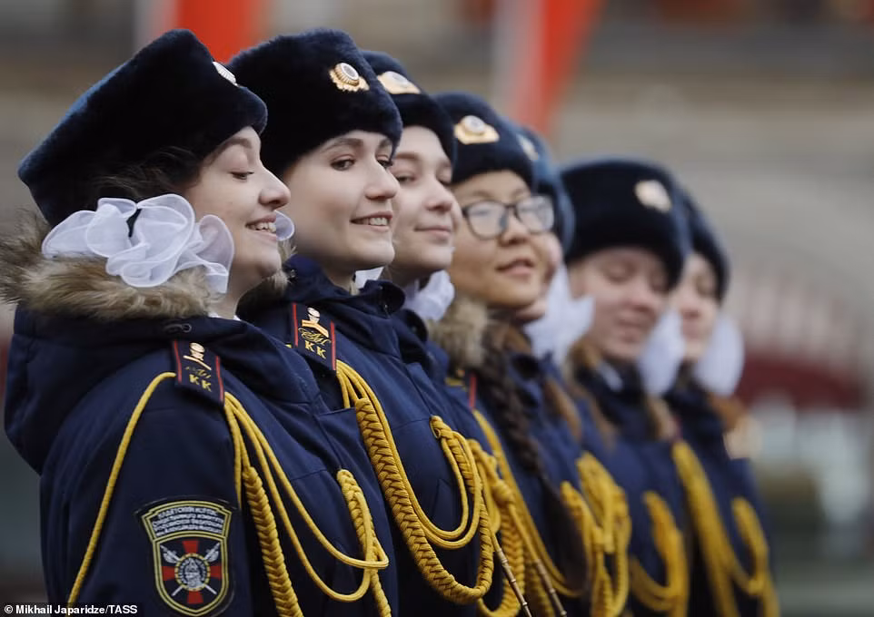 Cuộc diễu binh diễn ra vào sáng sớm ngày 7/11/1941 khi đó là nhằm cổ vũ, khích lệ tinh thần cho những người lính Liên Xô cũng như đem lại hy vọng cho nhân dân Liên Xô. Tham gia tổng duyệt cho lễ diễu binh ở Quảng trường Đỏ ngày hôm qua có các binh sĩ, các học viên trường sĩ quan, các thành viên của nhiều tổ chức yêu nước khác nhau cùng với hàng loạt thiết bị quân sự, trong đó có tên lửa lừng danh Katyusha (Ca-chiu-sa) và xe tăng huyền thoại T-34.