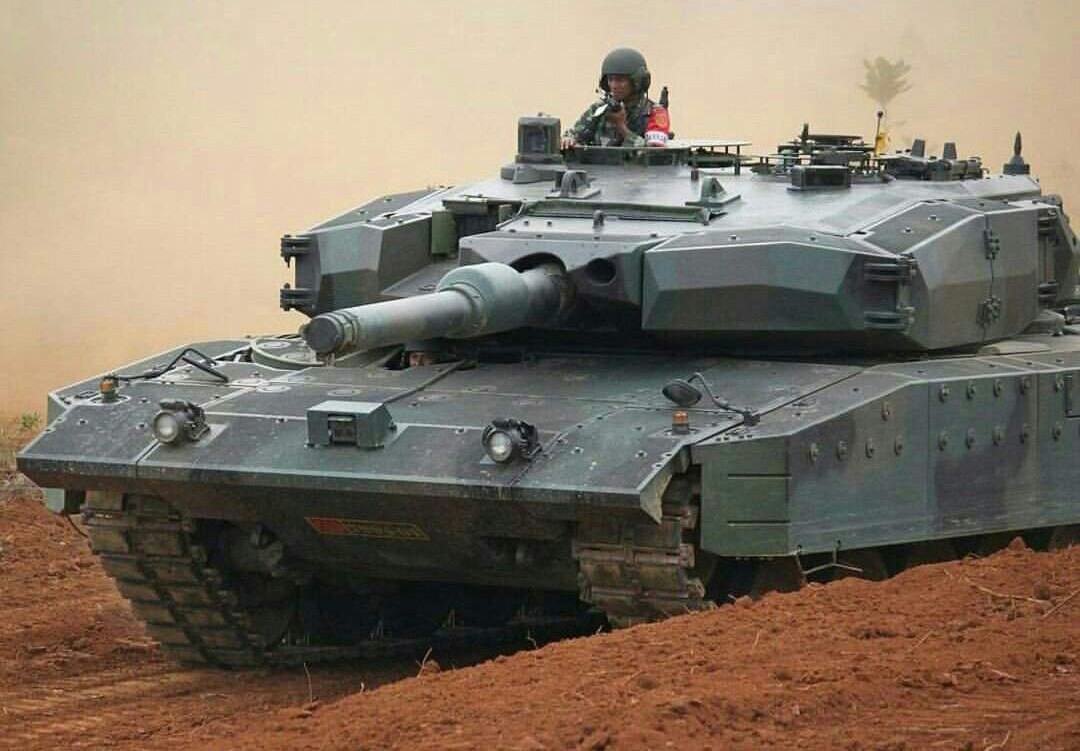Về hỏa lực xe tăng Leopard 2RI được trang bị pháo nòng trơn 120mm L44 ổn định toàn phần với hệ thống nạp đạn thủ công, khả năng tấn công chính xác ngay trong phát đạn đầu.