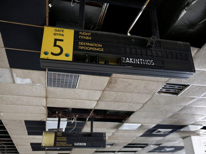 Sân bay quốc tế Hellenikon ở Hy Lạp từng là trung tâm phục cho hoạt động du lịch hàng không thương mại trong 60 năm. Sân bay này lúc đầu là căn cứ không quân vào năm 1938.