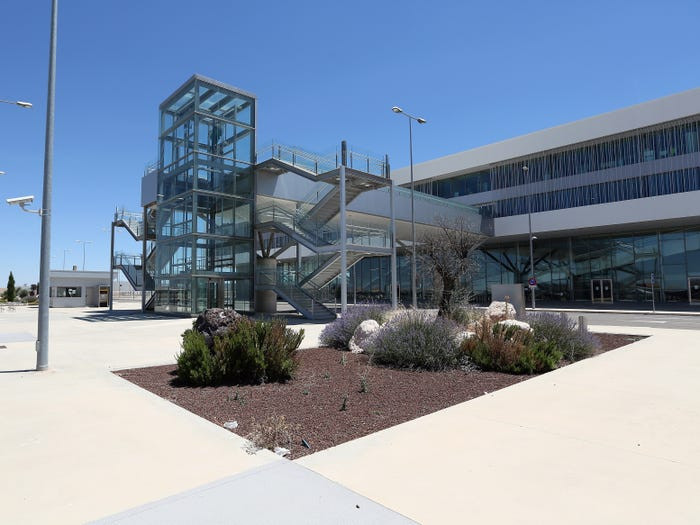 Sân bay Ciudad được bán trong một cuộc đấu giá vào năm 2015. Được biết, chi phí xây dựng sân bay này lên tới 1,2 tỷ USD. 