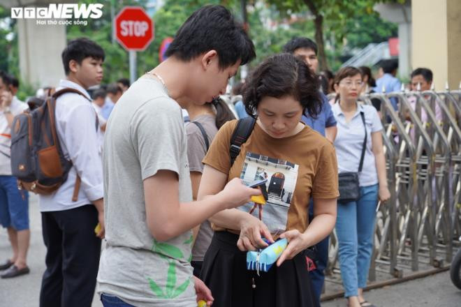 1 “choi” 17: phu huynh cang thang doi con thi vao lop 10 chuyen