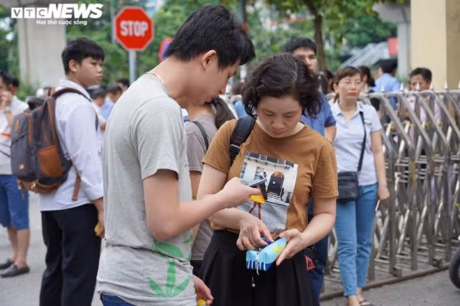 1 “choi” 17: phu huynh cang thang doi con thi vao lop 10 chuyen