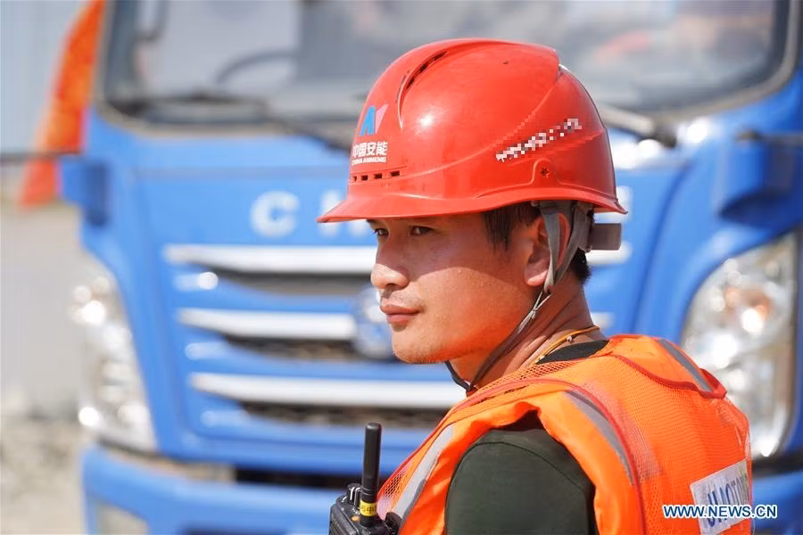 Công nhân trên công trường đê vỡ ở tỉnh Giang Tây của Trung Quốc, ngày 12/7. Đê Trung Châu tại huyện Bà Dương, tỉnh Giang Tây, bị vỡ vào cuối ngày 8/7 sau khi mưa liên tục, buộc 9.000 dân phải sơ tán.