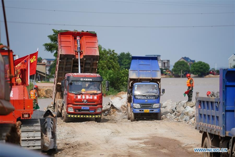 Giới chức cho biết trong ngày 11/7 hơn 53.300 người được điều động để chống lũ ở Giang Tây, với 1.545 máy móc hỗ trợ, theo Tân Hoa Xã.