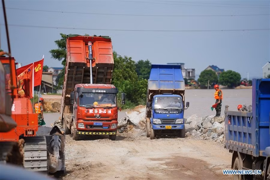 Giới chức cho biết trong ngày 11/7 hơn 53.300 người được điều động để chống lũ ở Giang Tây, với 1.545 máy móc hỗ trợ, theo Tân Hoa Xã.