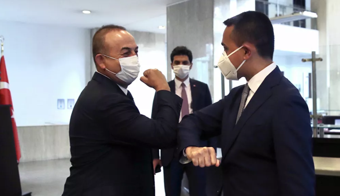 Bộ trưởng Ngoại giao Thổ Nhĩ Kỳ Mevlut Cavusoglu (trái) và Ngoại trưởng Italy Luigi Maio "bắt khuỷu tay" trước khi bước vào cuộc hội đàm tại Ankara, Thổ Nhĩ Kỳ, ngày 19/6/2020. Mời độc giả xem thêm video: WHO chính thức đặt tên cho virus corona mới là SARS-CoV-2 (nguồn video: VTC1)