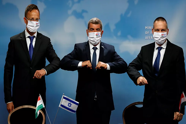 Màn chào nhau của Bộ trưởng Ngoại giao Israel Gabi Ashkenazi, Ngoại trưởng Hungary cùng Bộ trưởng Khoa học và Công nghệ Israel Izhar Shay trong cuộc họp tại Jerusalem ngày 20/7/2020.