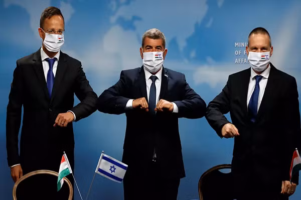 Màn chào nhau của Bộ trưởng Ngoại giao Israel Gabi Ashkenazi, Ngoại trưởng Hungary cùng Bộ trưởng Khoa học và Công nghệ Israel Izhar Shay trong cuộc họp tại Jerusalem ngày 20/7/2020.