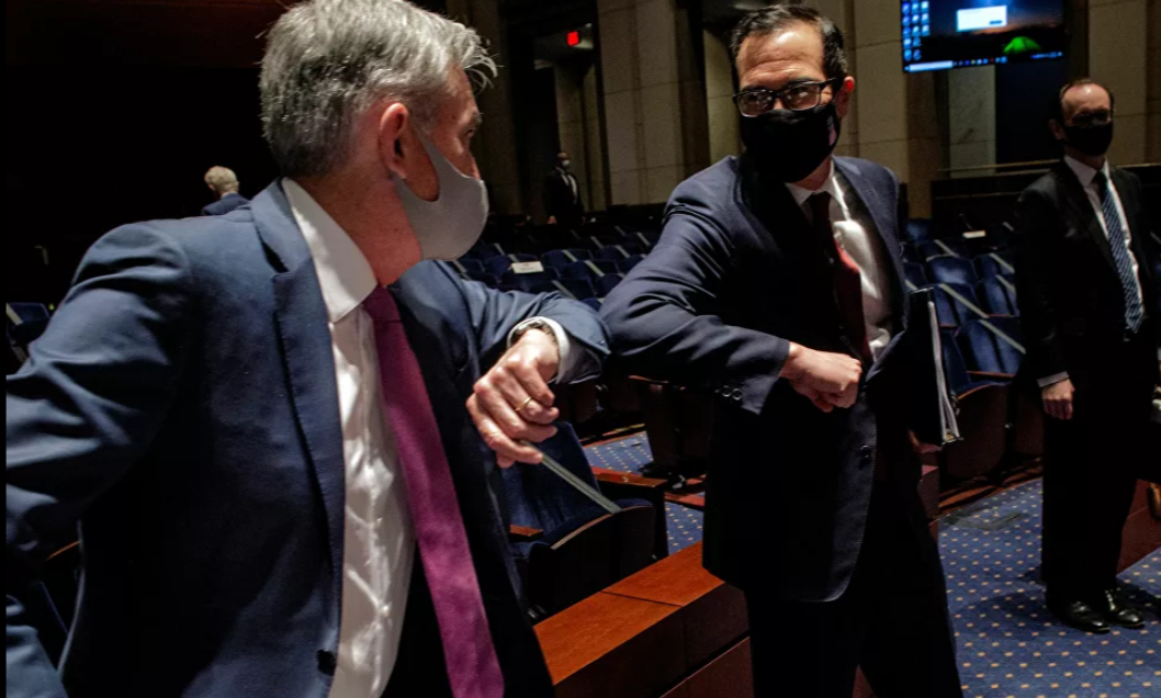 Chủ tịch Cục Dự trữ Liên bang Mỹ Jerome Powell và Bộ trưởng Tài chính Mỹ Steven Mnuchin chào nhau sau phiên điều trần tại Điện Capitol ở Washington ngày 30/6/2020.