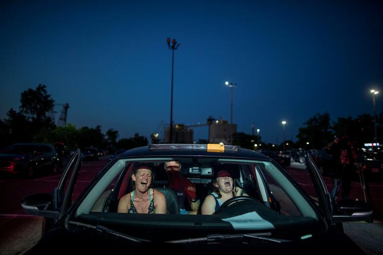 Tính đến ngày 21/7, thế giới ghi nhận tổng cộng hơn 14,8 triệu ca mắc COVID-19, với trên 613.380 người tử vong. Do tình hình dịch bệnh vẫn đáng lo ngại, nhiều quốc gia trên thế giới tiếp tục duy trì các biện pháp hạn chế, yêu cầu người dân tuân thủ giãn cách xã hội,...để tránh lây nhiễm virus. (Nguồn ảnh: Reuters)