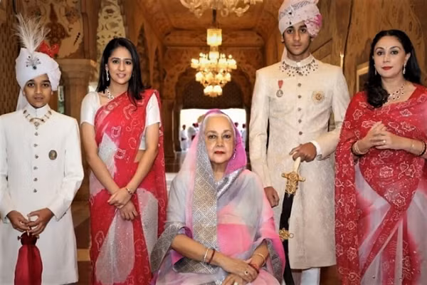 Singh là gia đình hoàng gia cũ của thành phố Jaipur thuộc bang Rajasthan, Ấn Độ. Các tước hiệu hoàng gia như vậy đã bị bãi bỏ ở nước này nhiều thập kỷ. Dù không còn đảm nhiệm các vai trò lãnh đạo, hoàng tộc ở Ấn Độ này vẫn có cuộc sống xa hoa. Theo Business Insider, họ sở hữu khối tài sản ước tính trị giá từ 697 triệu USD đến 2,8 tỷ USD.