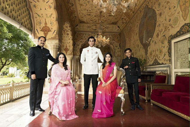 Các thành viên thuộc hoàng gia cũ này gồm "vua trẻ" Padmanabh Singh (sinh 1998, tên thân mật là Pacho). Anh "lên ngôi" năm 2011 sau khi người ông qua đời. Mẹ anh là Công chúa Diya Kumari - thành viên Hội đồng Lập pháp Rajasthan trước đây. Cha Padmanabh là Narendra Singh - một thường dân, người khi kết hôn với công chúa Diya đã gây ra cuộc tranh cãi lớn. Ngoài ra, Padmanabh còn có hai người em là Công chúa Gauravi Kumari và Hoàng tử Lakshya Raj Singh.