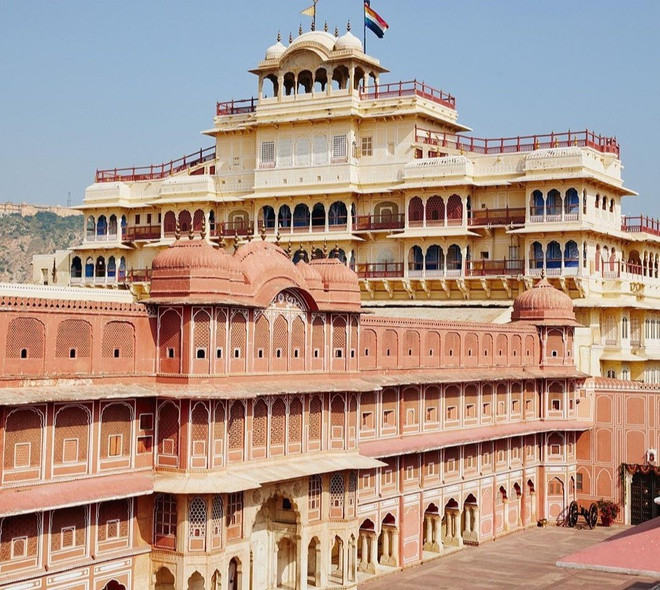 Tháng 11/2019, Padmanabh Singh bắt đầu cho thuê các căn phòng hoàng gia của gia đình trên Airbnb với giá khoảng 7.774 USD/đêm. Số tiền thu được sẽ chuyển đến Princess Diya Kumari Foundation - tổ chức chuyên hỗ trợ phụ nữ và nghệ sĩ địa phương.