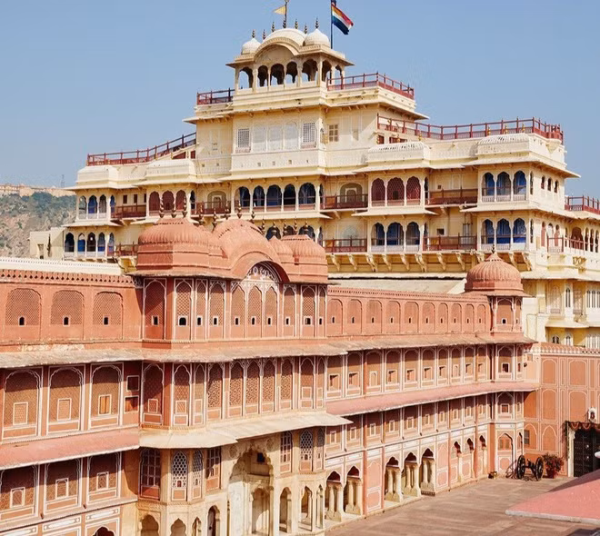 Tháng 11/2019, Padmanabh Singh bắt đầu cho thuê các căn phòng hoàng gia của gia đình trên Airbnb với giá khoảng 7.774 USD/đêm. Số tiền thu được sẽ chuyển đến Princess Diya Kumari Foundation - tổ chức chuyên hỗ trợ phụ nữ và nghệ sĩ địa phương.