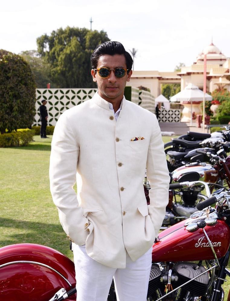 Hoàng tộc đến từ Jaipur là những người ưa dịch chuyển, họ đã quen với cuộc sống thường xuyên đi lại giữa nhiều vùng đất, quốc gia. Mặc dù có địa vị cao và sở hữu khối tài sản “khủng”, gia đình này vẫn giữ lối sống giản dị. “Tôi được hưởng một nền giáo dục như những đứa trẻ bình thường mà không có đặc quyền nào cả. Vì vậy, tôi không gặp phải bất kỳ cú sốc văn hóa nào khi đi du lịch”, Singh nói với Architectural Digest. Anh tiết lộ mình bị hấp dẫn bởi thành phố Rome vì ở đây có những điểm tương đồng với Jaipur.