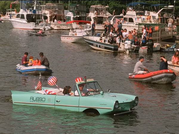 Người dân ở Esplanade, Boston, đón mừng Ngày Quốc khánh trên thuyền vào năm 1996.