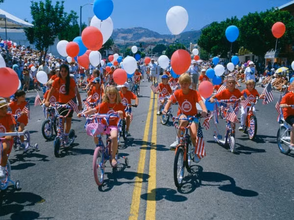Các em nhỏ đạp xe trong buổi diễu hành vào ngày 4/7/1989.