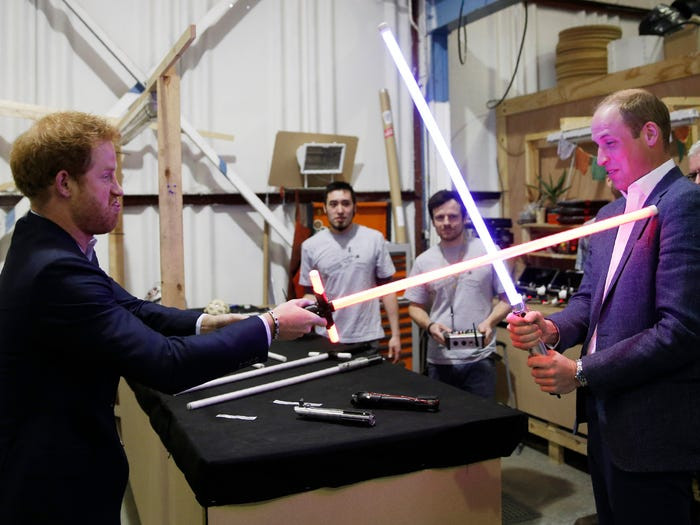 Hoàng tử Harry và anh trai, William, trong một trận "đấu kiếm".