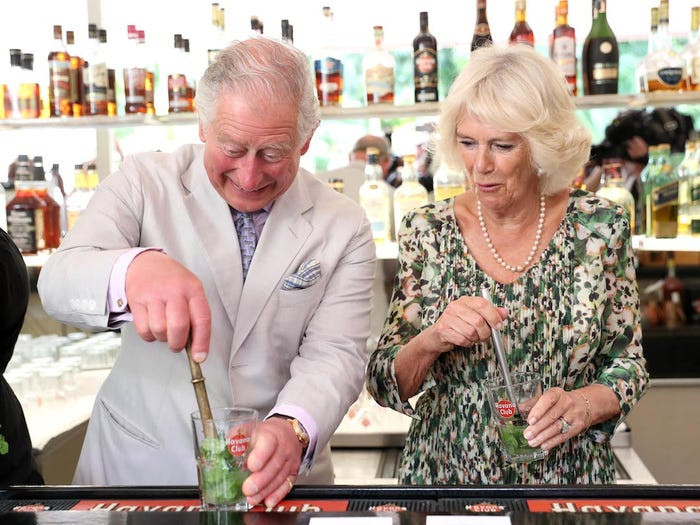Thái tử Charles và Công nương Camilla tự làm mojito trong chuyến thăm Cuba.