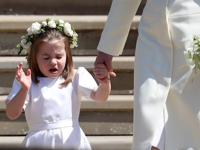 Tiểu Công chúa Charlotte, con gái của Hoàng tử William và Công nương Kate Middleton, hắt hơi khi trở về từ đám cưới của chú, Hoàng tử Harry.