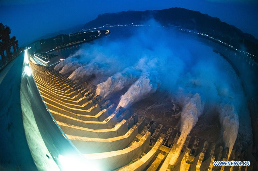 Mực nước ở hồ đập Tam Hiệp lên mức cao kỷ lục là 164,18 mét đo được lúc 20 giờ tối 19/7. Trước đó, mực nước cao nhất của hồ này từng được ghi nhận là 163,11 mét. 