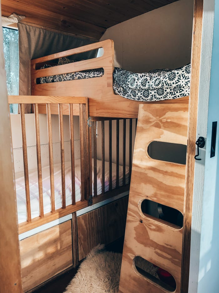 ...và phòng ngủ dành cho hai con nhỏ của họ, bé Ellida, 4 tuổi, và Embla, 2 tuổi.