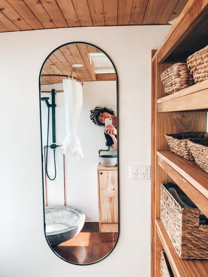 Bên trong phòng tắm của ngôi nhà xe buýt.