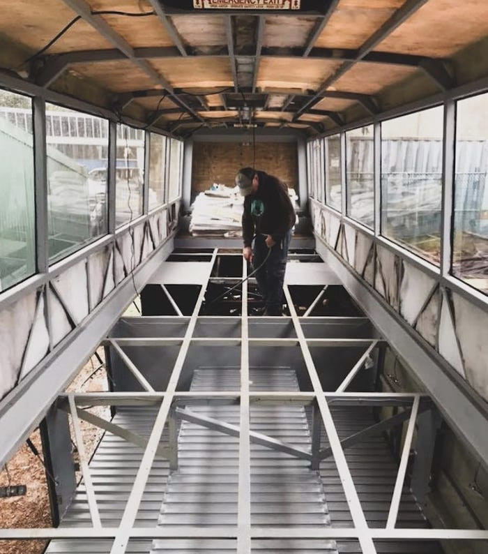 Rovik và Harris đã mất 18 tháng để sửa sang chiếc xe buýt trường học này, với sự hỗ trợ từ một công ty vận tải.