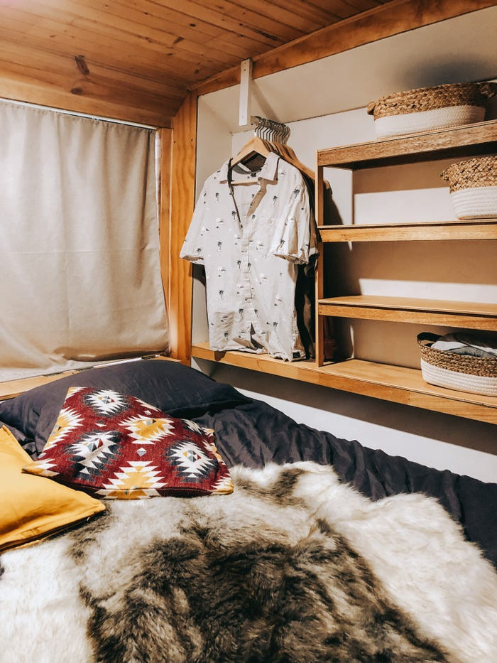 Phía sau xe buýt có một phòng ngủ dành riêng cho vợ chồng Rovik...