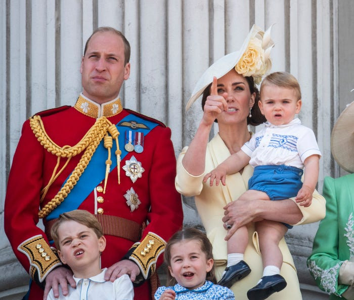 George cùng em gái, tiểu Công chúa Charlotte, và em trai, Louis, đứng cạnh cha mẹ theo dõi cuộc diễu hành Trooping the Color từ ban công Cung điện Buckingham năm 2019.