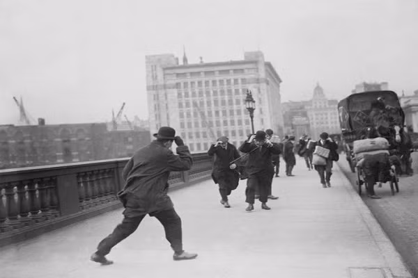 Ngay cả những cây cầu dành cho người đi bộ cũng rất đông đúc.