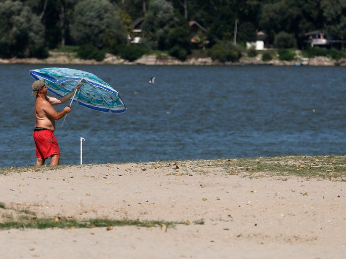 Dự báo, dân số của Serbia giảm 18,9% trong 30 năm tới, từ 8,7 triệu người vào năm 2020 xuống còn 7,1 triệu vào năm 2050.