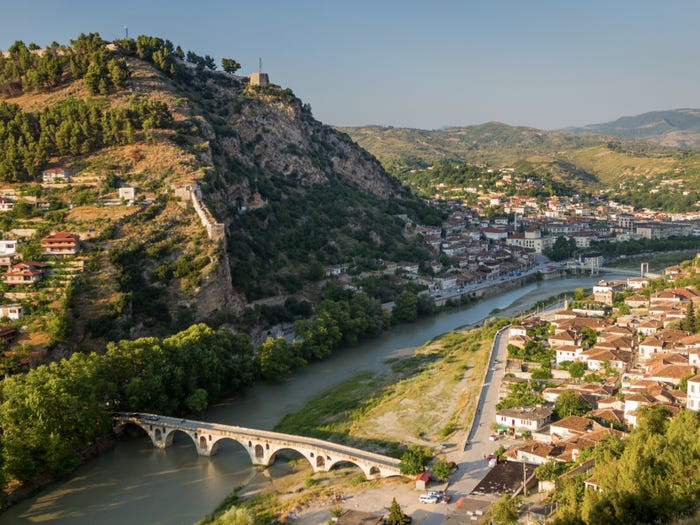 Dân số của Albania dự báo sẽ giảm 15,8%, từ 2,9 triệu dân vào năm 2020 xuống còn 2,4 triệu vào năm 2050.