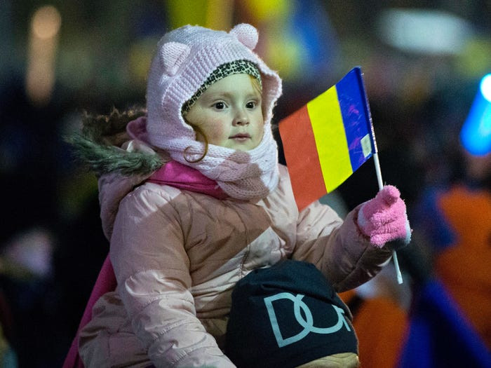 Dân số của Romania được dự báo sẽ giảm từ 19,2 triệu vào năm 2020 xuống còn 16,3 triệu vào năm 2050. Tỷ lệ giảm là 15,5%.