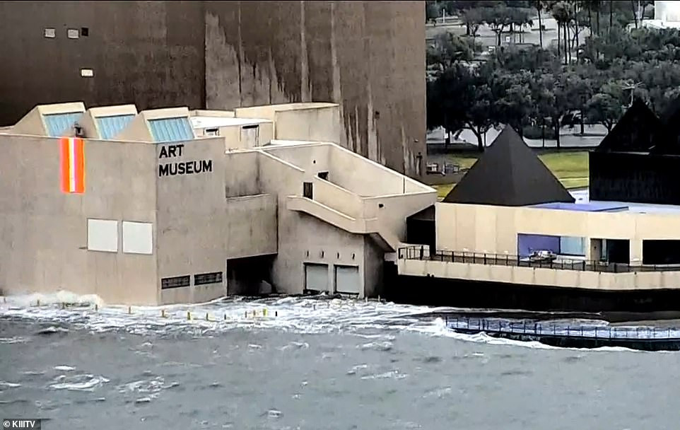 Viện Bảo tàng Nghệ thuật Nam Texas bị nước lũ "bao vây".