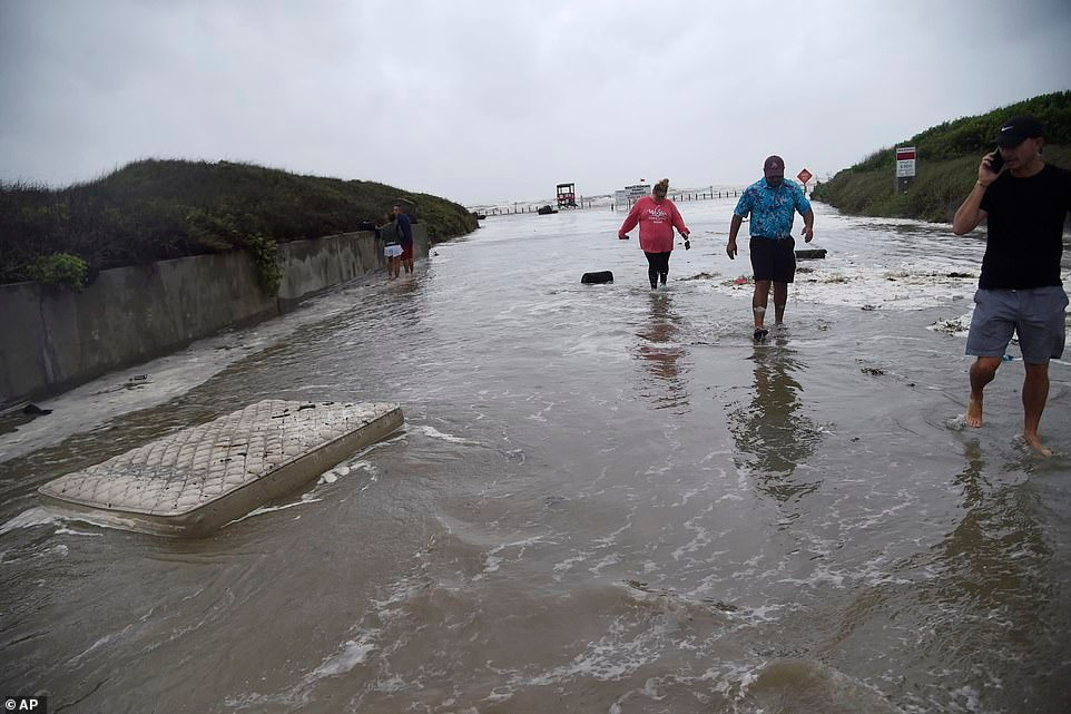 Một chiếc đệm bị nước cuốn trôi ở Port Aransas cuối tuần qua.