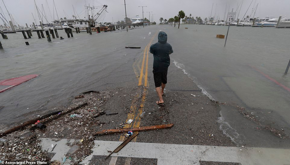Thống đốc bang Texas Greg Abbott đã phát đi cảnh báo thảm họa tại 32 hạt, đồng thời kêu gọi người dân tuân thủ hướng dẫn của cơ quan chức năng trong hoạt động phòng chống bão.