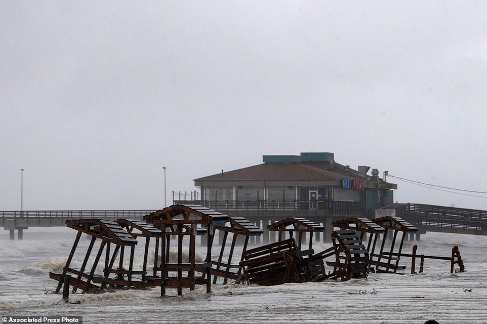 Do ảnh hưởng của bão Hanna, hơn 35.000 cư dân ở Texas bị mất điện.