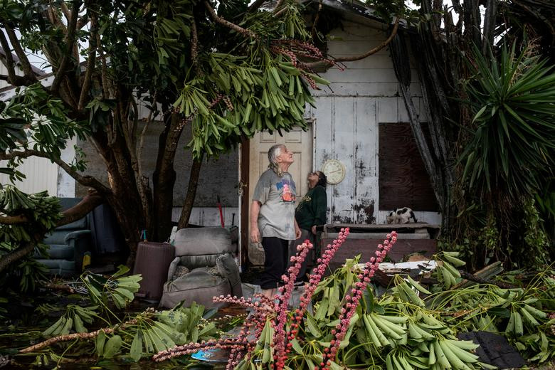 Charles Pecce, 70 tuổi, và vợ, Sharon Pecce, 76 tuổi, kiểm tra ngôi nhà bị hư hại ở Port Mansfield, bang Texas, ngày 26/7 sau khi bão Hanna đi qua.