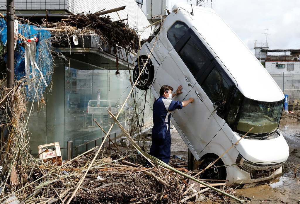 Nước sông Kuma chảy siết do nối với một con sông ở thượng nguồn. Nó nằm ở tỉnh Kumamoto thuộc đảo Kyushu, tâm chấn trong đợt mưa lũ ở Nhật Bản lần này. Ảnh: Reuters.