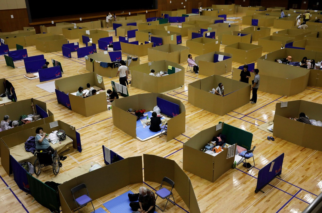 Thiên tai thường xảy đến trong mùa mưa Nhật Bản. Tháng 7/2018, hơn 200 người, trong đó khoảng một nửa ở Hiroshima, đã thiệt mạng vì mưa lớn và lũ lụt ở phía Tây Nam Nhật Bản. Còn vào tháng 10/2019, khoảng 100 người đã chết khi siêu bão Hagibis lớn nhất trong nhiều thập kỷ đổ bộ vào phía đông bắc nước này. Các nhà khí hậu học nhận định rằng mưa bão đã trở nên dữ dội hơn do tình trạng nóng lên toàn cầu. Ảnh: Reuters.