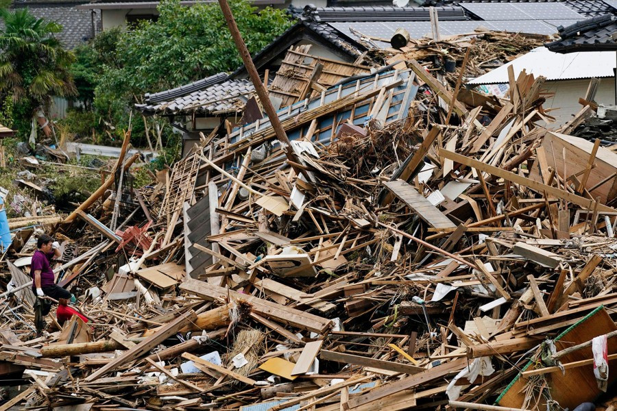 Tại miền Nam Nhật Bản, số người chết không ngừng tăng trong khi lực lượng cứu hộ tiếp tục tiến hành các hoạt động cứu hộ, cứu nạn. Chính quyền khu vực đã hạ thấp mức cảnh báo mưa lũ, nhưng cho biết lũ lụt và lở đất vẫn tiếp tục là mối đe dọa. Ảnh: Kyodo News/AP.