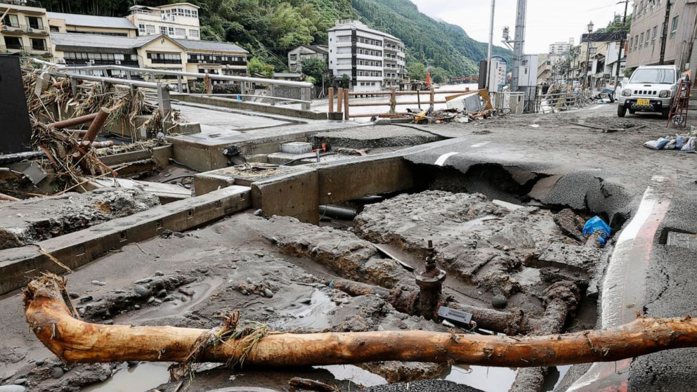 Một cụ bà khác nói với NHK rằng khi bà bắt đầu xuống đường đi sơ tán thì nước lũ nhanh chóng dâng đến cổ bà. Một phụ nữ khác nói: “Tôi suýt bị cuốn trôi và phải bám vào một cột điện”. Ảnh: Kyodo News/AP.