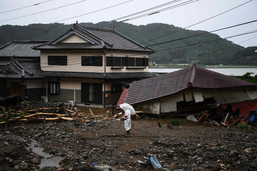 “Tôi được lệnh sơ tán. Hàng xóm của tôi đã đi hết, chỉ mình tôi ở lại”, người đàn ông ở Gero, tỉnh Gifu, chia sẻ. “Tôi không muốn nhà của tôi bị cuốn trôi khi vắng mặt”, ông vữa nói vừa rửa bùn ở lối vào ngôi nhà nằm ở ven sông của mình. Ảnh: Getty.