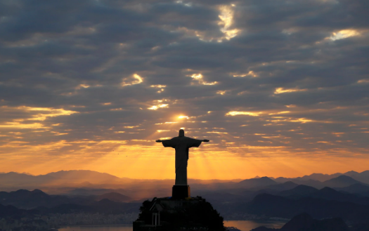 Tượng Chúa Kitô Cứu Thế ở Rio de Janeiro nặng 635 tấn, cao 38 mét (tính cả bệ). Công trình được xếp vào một trong "7 kỳ quan thế giới mới" vào năm 2007. Bức tượng bị hư hại do sét đánh vào năm 2014. Ảnh: Telegraph.