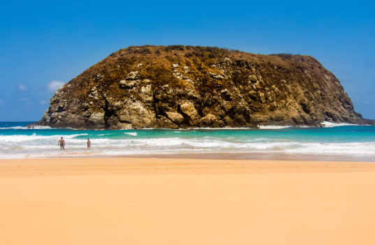 Theo TripAdvisor, Baia do Sancho ở Brazil là bãi biển tuyệt vời nhất thế giới. Ảnh: Telegraph.